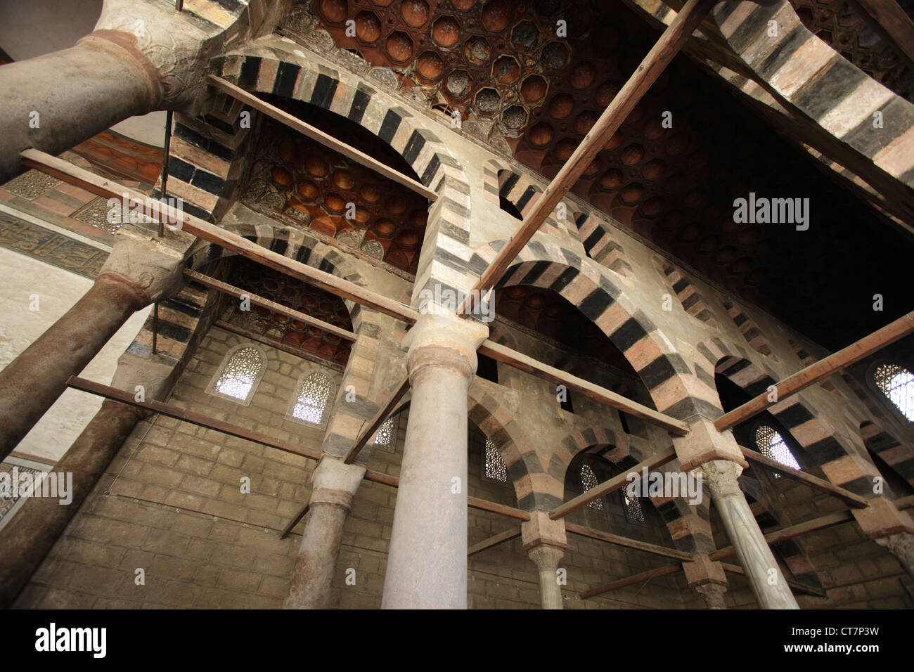 Arcade nella Moschea del Sultano al-Nasir Muhammad presso la Cittadella del Cairo in Egitto Foto Stock