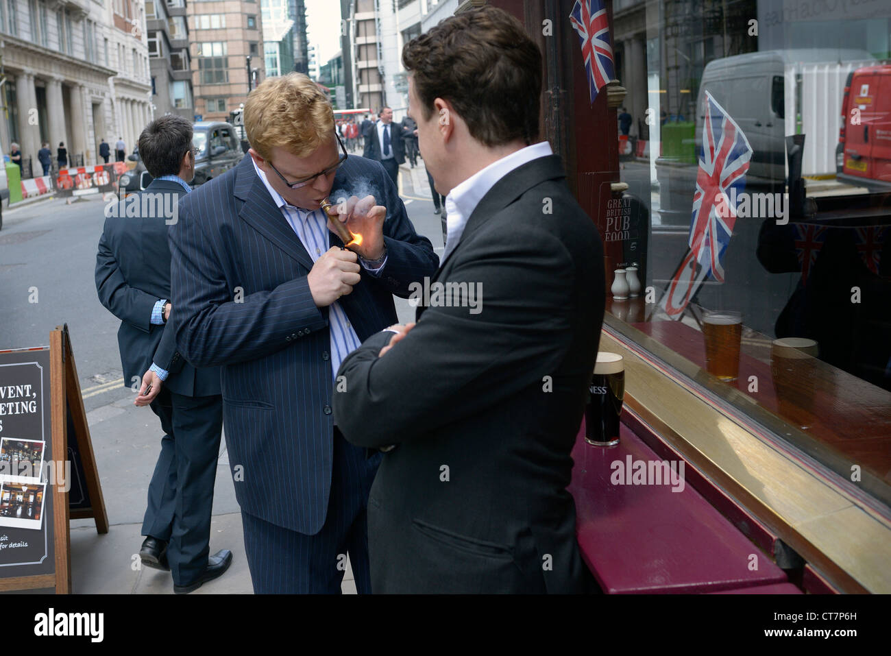 Il sigaro fumatore city of London Foto Stock