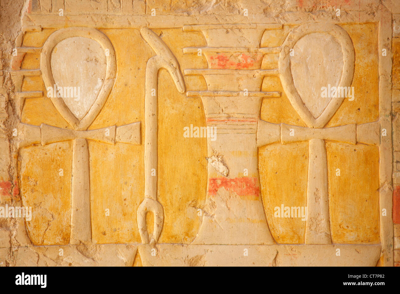 Ankh chiave della vita dipinto a Hatshepsut sul tempio di Deir el-Bahari, sulla riva occidentale di Luxor, Egitto Foto Stock