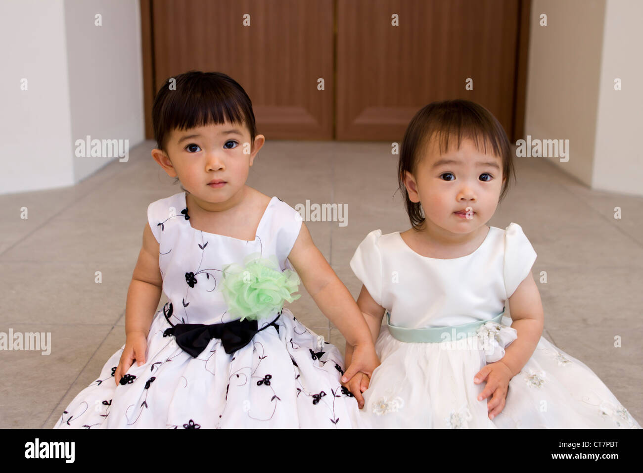 Due giovani giapponesi per neonati bambini seduti. Giappone Foto Stock