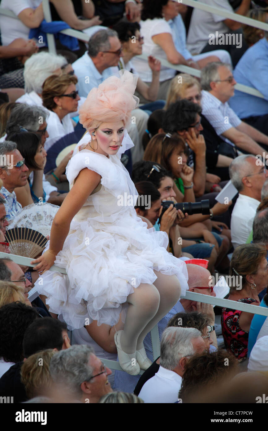 Prestazioni di 'Uccelli' da Aristophanes al Teatro Greco di Siracusa, Sicilia, Italia Foto Stock