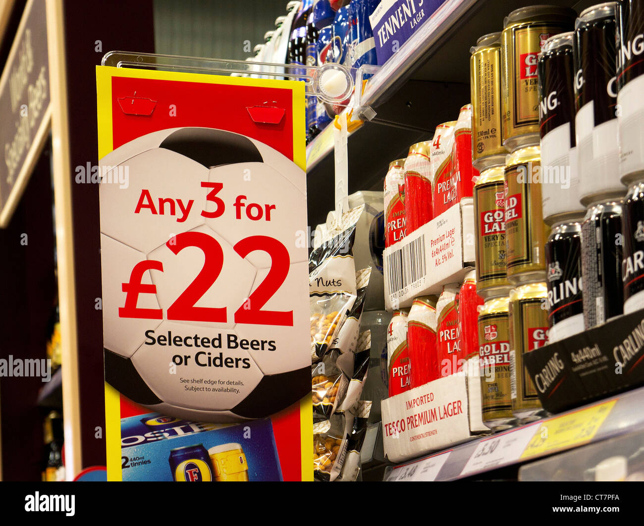 A buon mercato offre birra firmare in un supermercato Tesco, REGNO UNITO Foto Stock