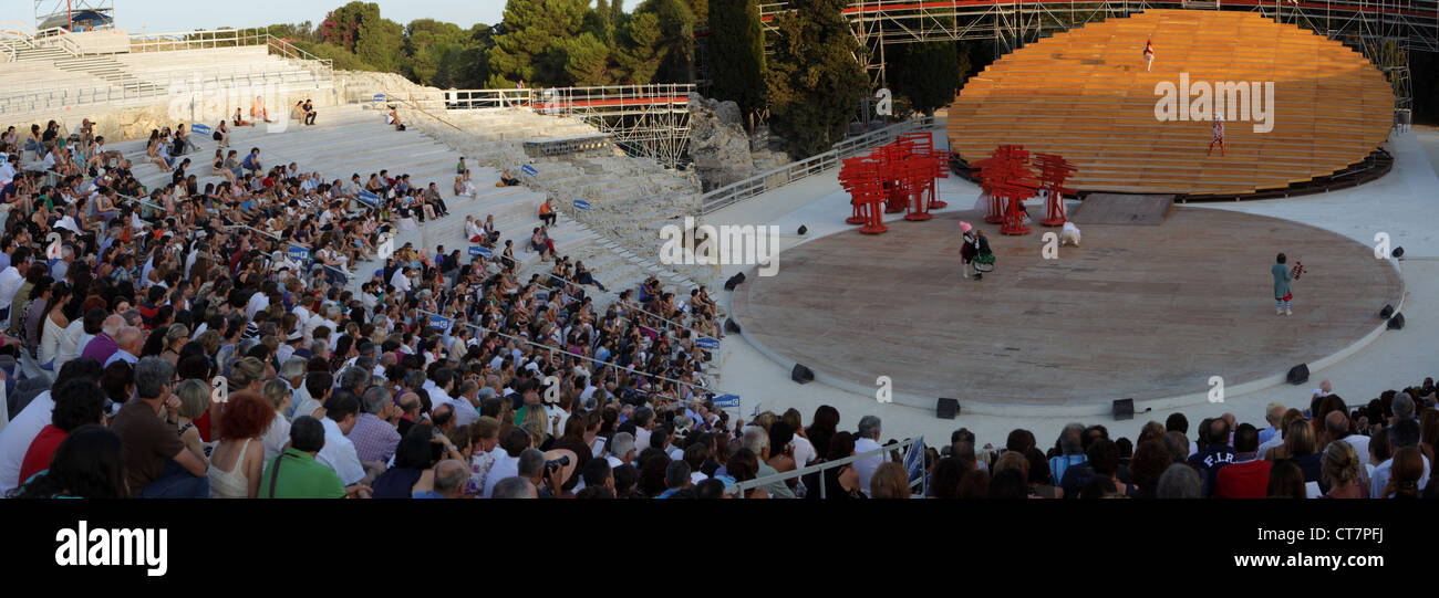 Prestazioni di 'Uccelli' da Aristophanes al Teatro Greco di Siracusa, Sicilia, Italia Foto Stock