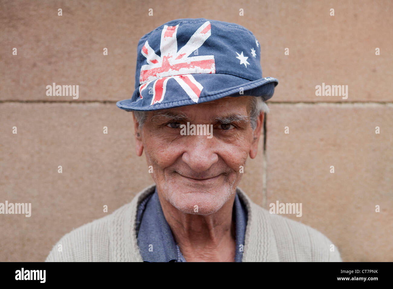 Il vecchio uomo che indossa una bandiera australiana hat Foto Stock