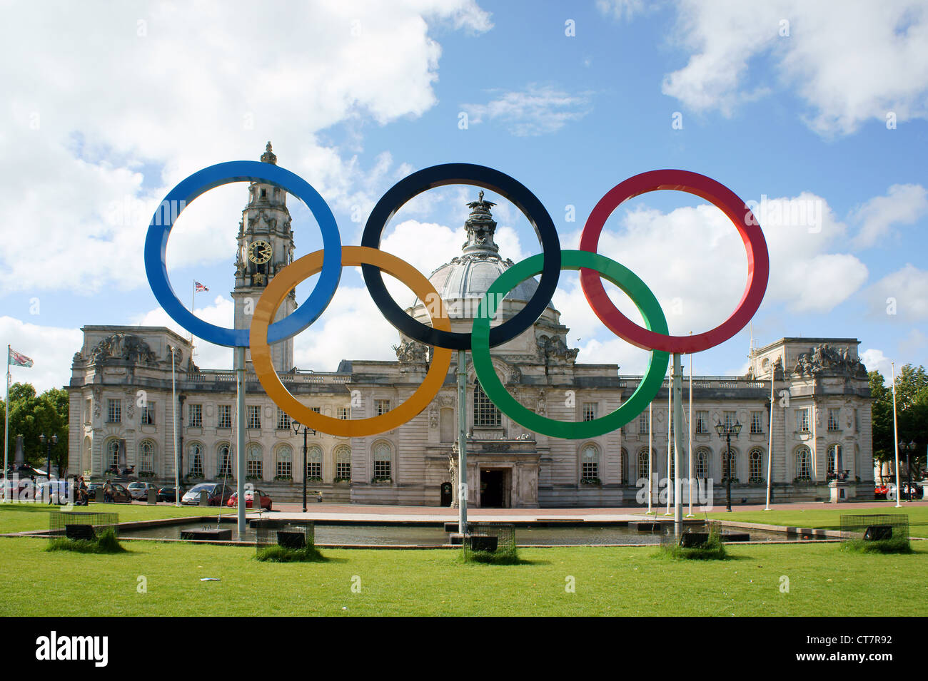 Anelli olimpici presso il centro civico, Cardiff, eretta nel 2012 come Cardiff il Millenium Stadium è a host Olympic partite di calcio Foto Stock