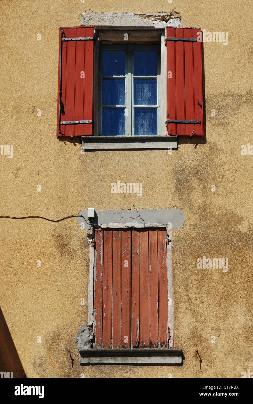 Finestre con persiane in Vacqueyras, Vaucluse Provence, Francia. Foto Stock