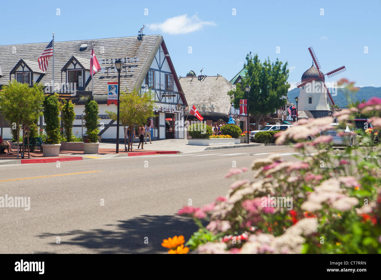 Il mulino a vento e negozi nella città danese di Solvang, Santa Ynez Valley, California Foto Stock