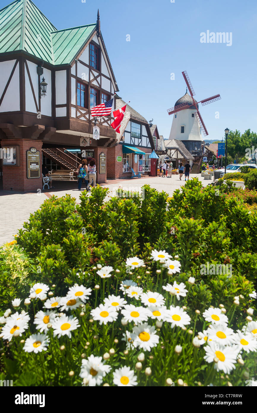 Il mulino a vento e negozi nella città danese di Solvang, Santa Ynez Valley, California Foto Stock