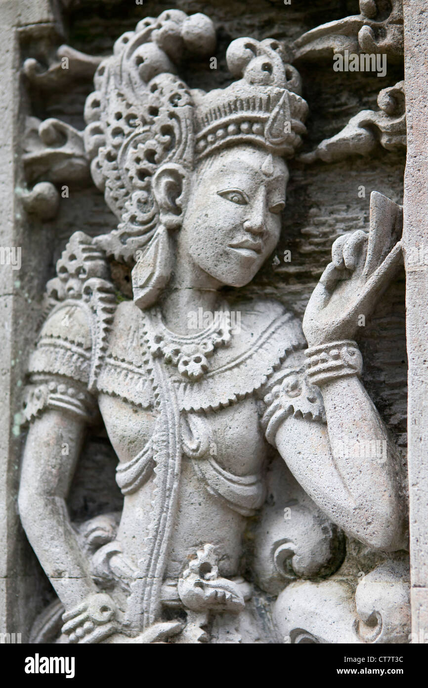 Ornati in pietra scolpita statua Indù sull'isola di Bali, Indonesia. Foto Stock