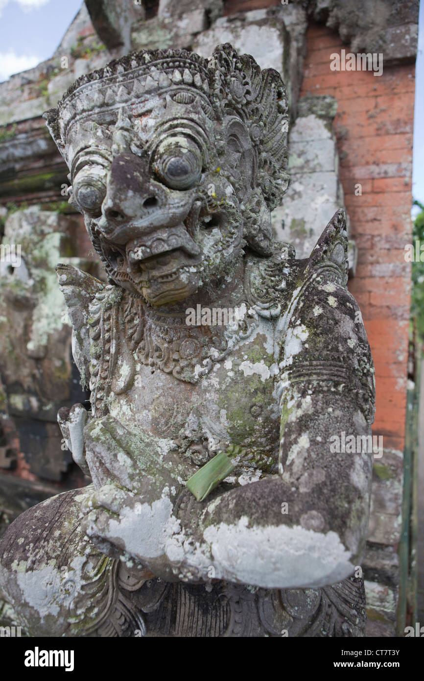 Ornati in pietra scolpita statua Indù sull'isola di Bali, Indonesia. Foto Stock