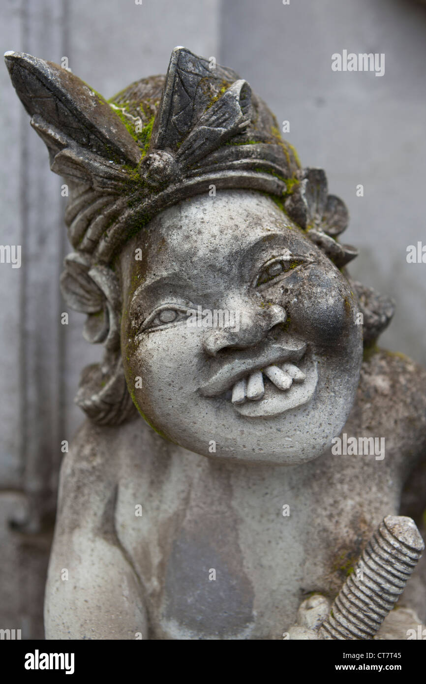 Ornati in pietra scolpita statua Indù sull'isola di Bali, Indonesia. Foto Stock