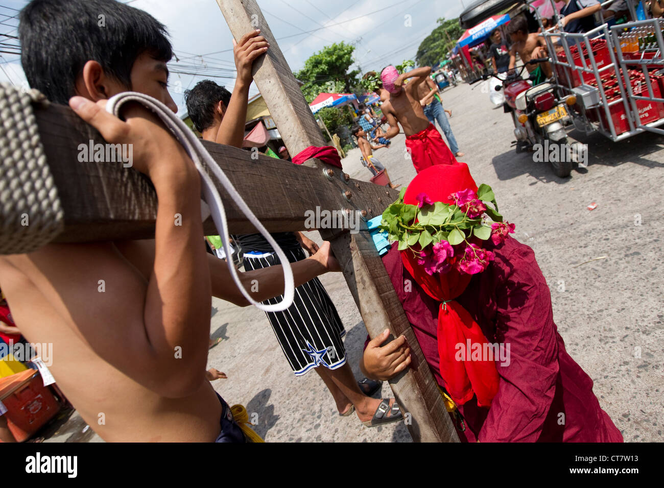 Penitente che porta una croce di legno durante la Settimana Santa ,Lourdes Northwest;Angeles City,Pampanga,Filippine Foto Stock