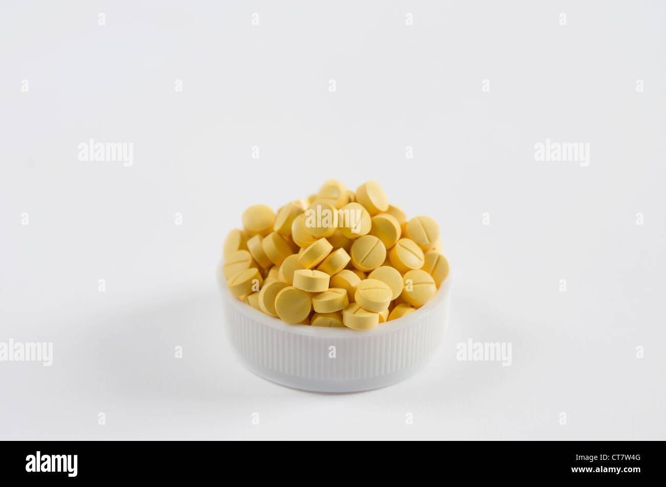 Molti medicina giallo su sfondo bianco Foto Stock