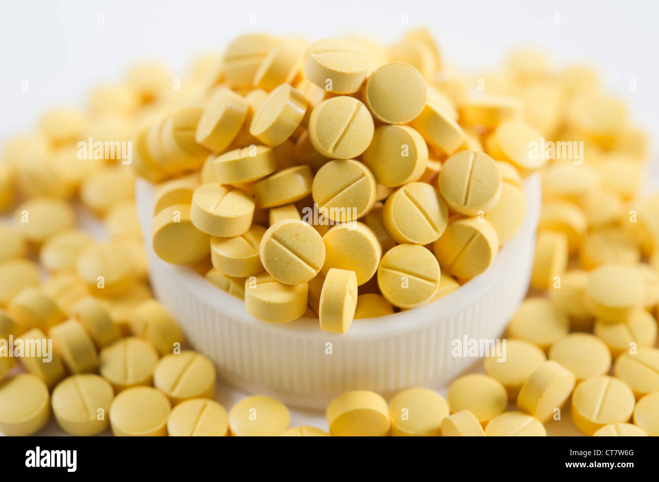 Molti medicina giallo su sfondo bianco Foto Stock