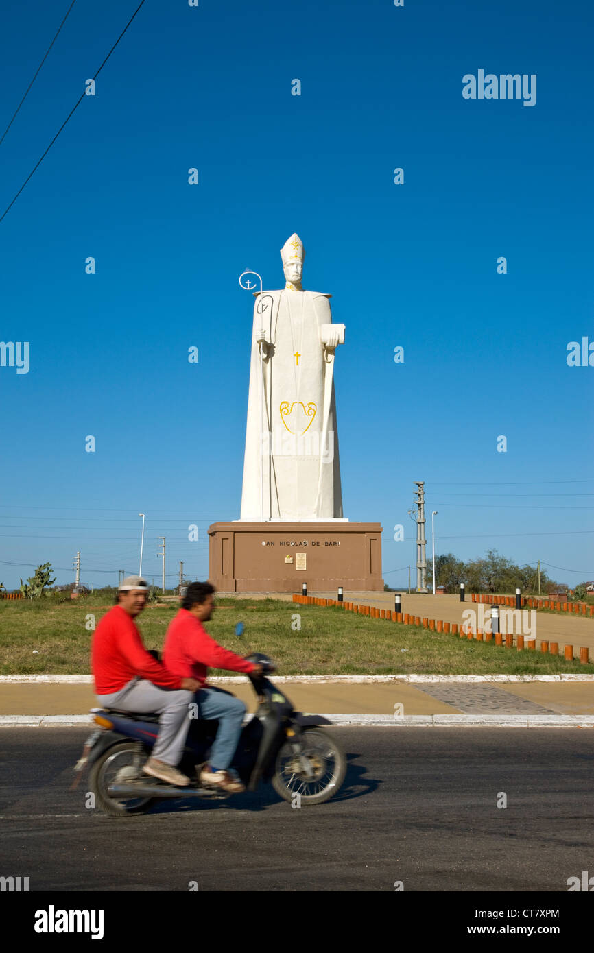 Statua di San Nicolas de Bari a giunzione principale verso la città Foto Stock