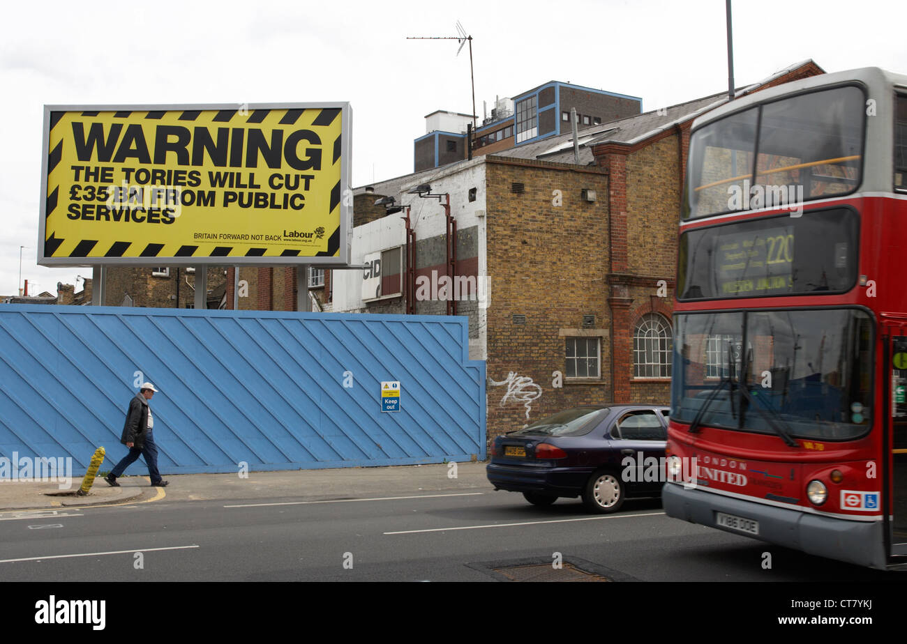 Londra - il Partito Laburista cartellone elettorale su una strada Foto Stock