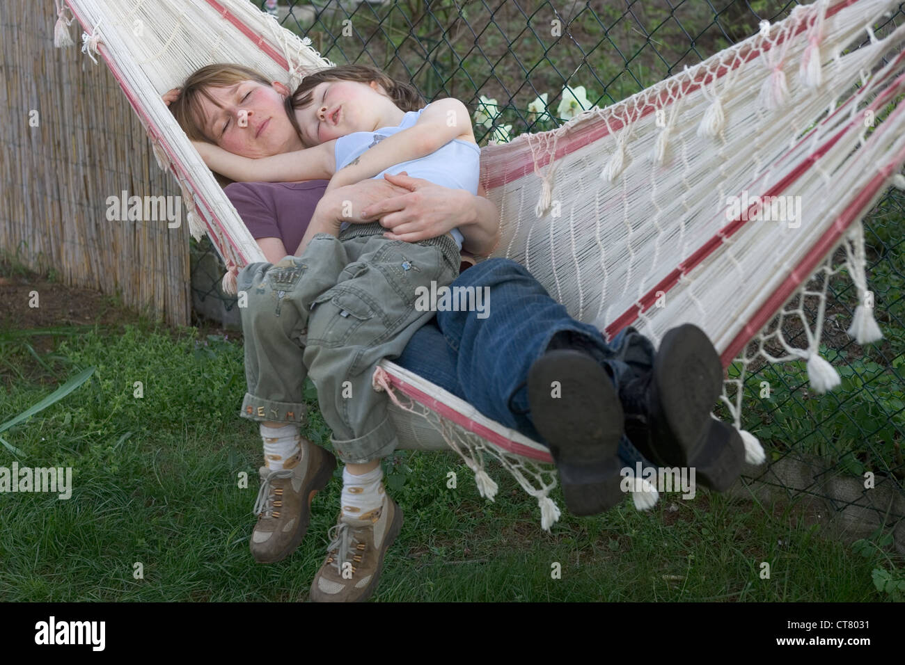 La madre e il bambino che dorme in una amaca Foto Stock