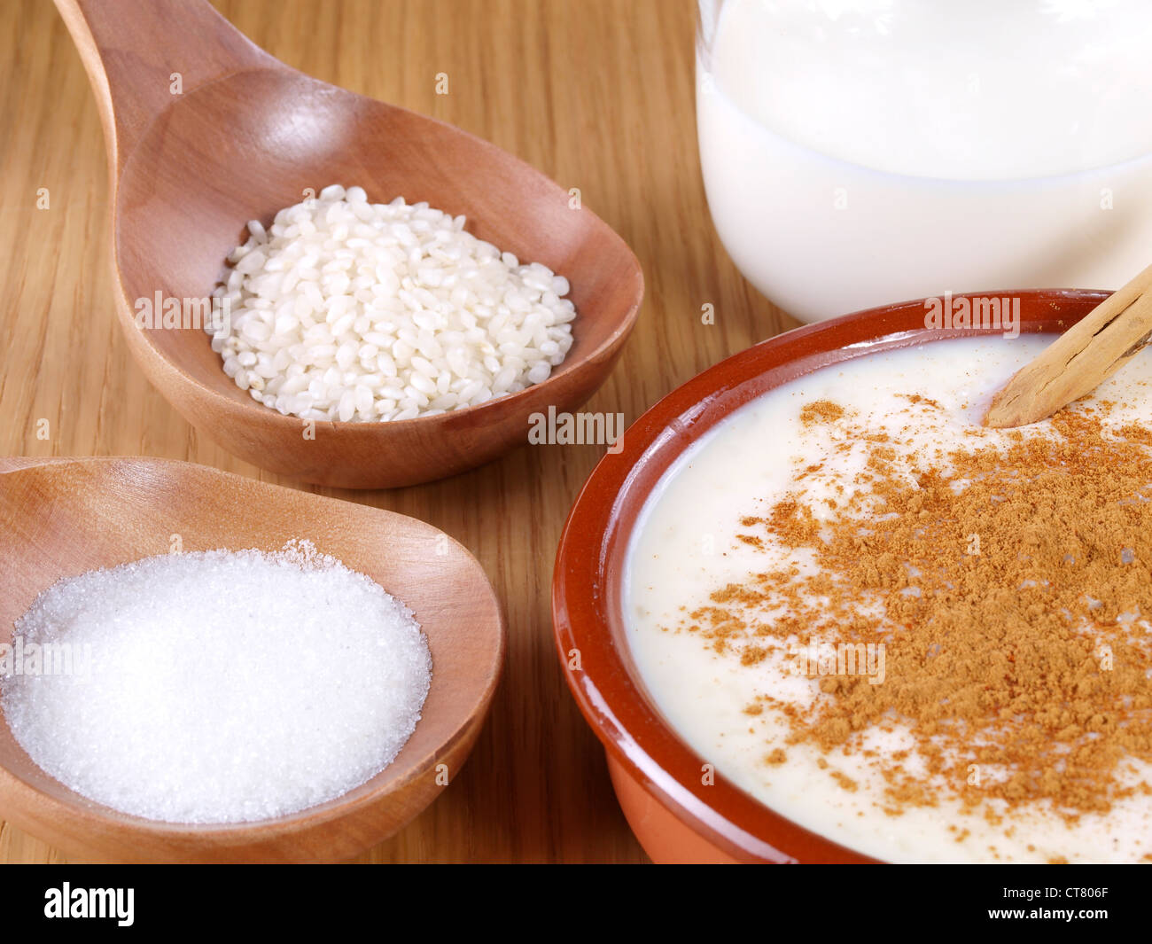 Budino di riso - Arroz con leche. La versione in spagnolo del budino di riso. Realizzato con latte, riso, zucchero e cannella. Foto Stock