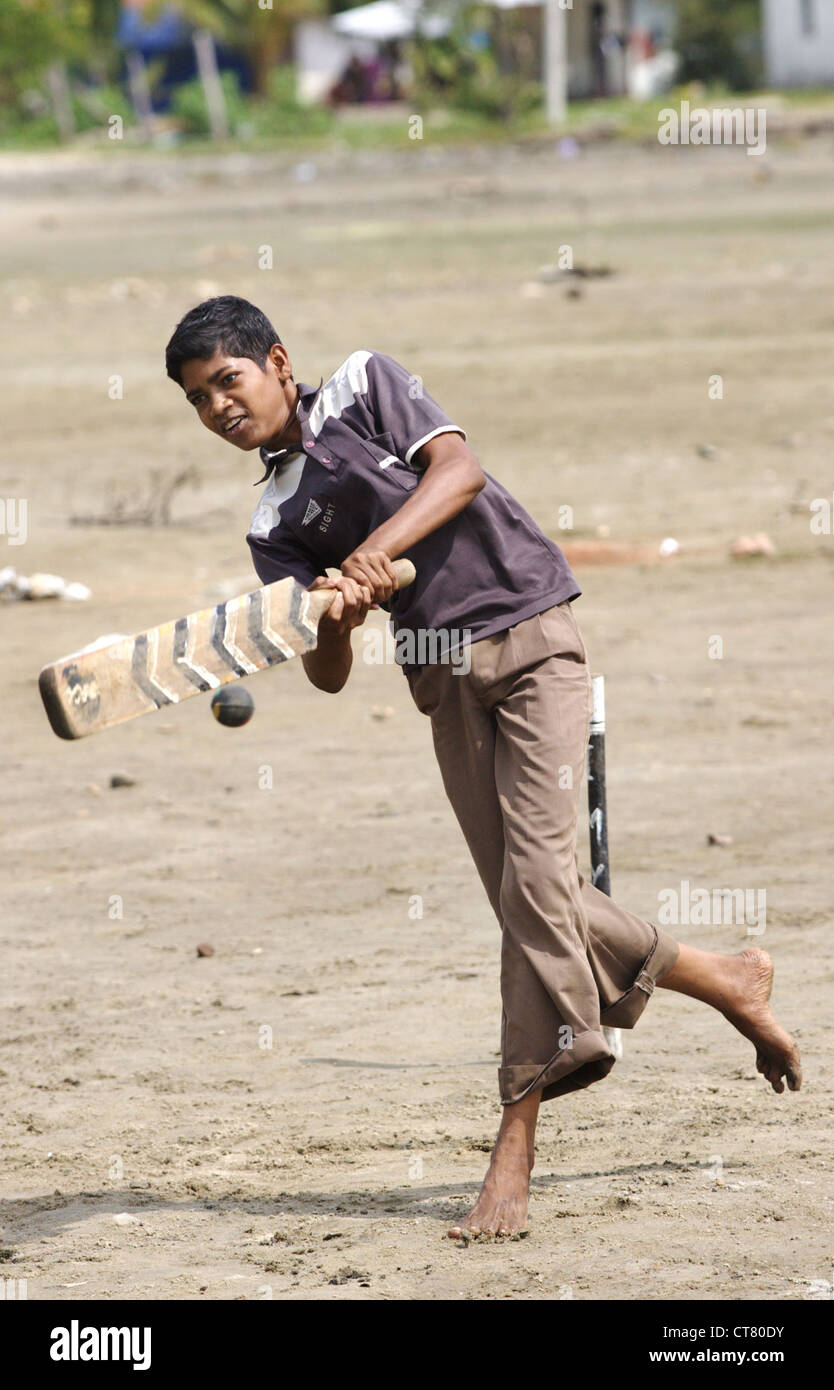I giovani giocatori di cricket a impatto Foto Stock
