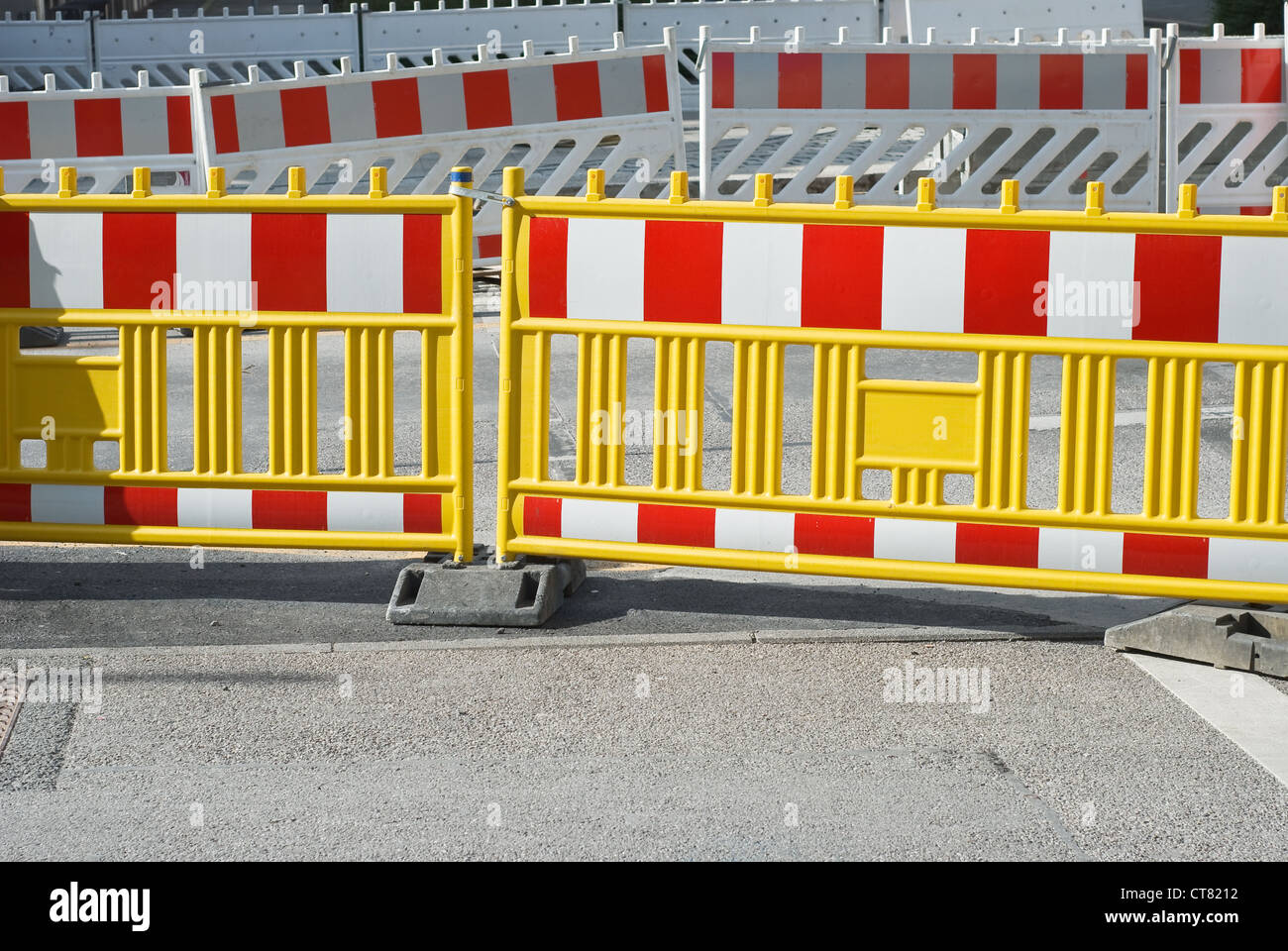 I mezzi di trasporto pubblico per il rinnovamento urbano con barriera pedonale Foto Stock