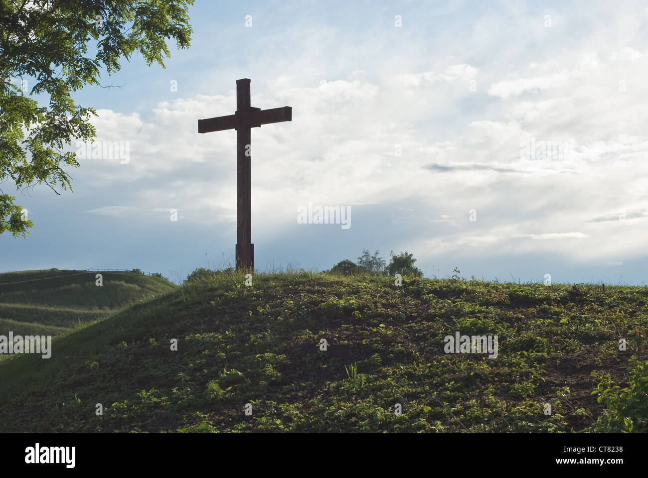 Croce devozionale come simbolo della fede cristiana sulla collina Foto Stock
