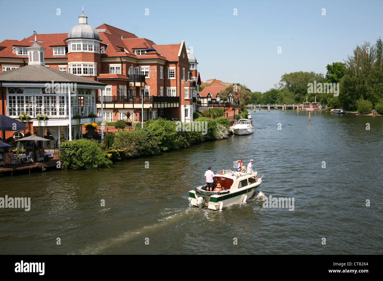 Inghilterra Windsor Berkshire piacere crociere sul fiume Tamigi visto dal ponte Peter Baker Foto Stock