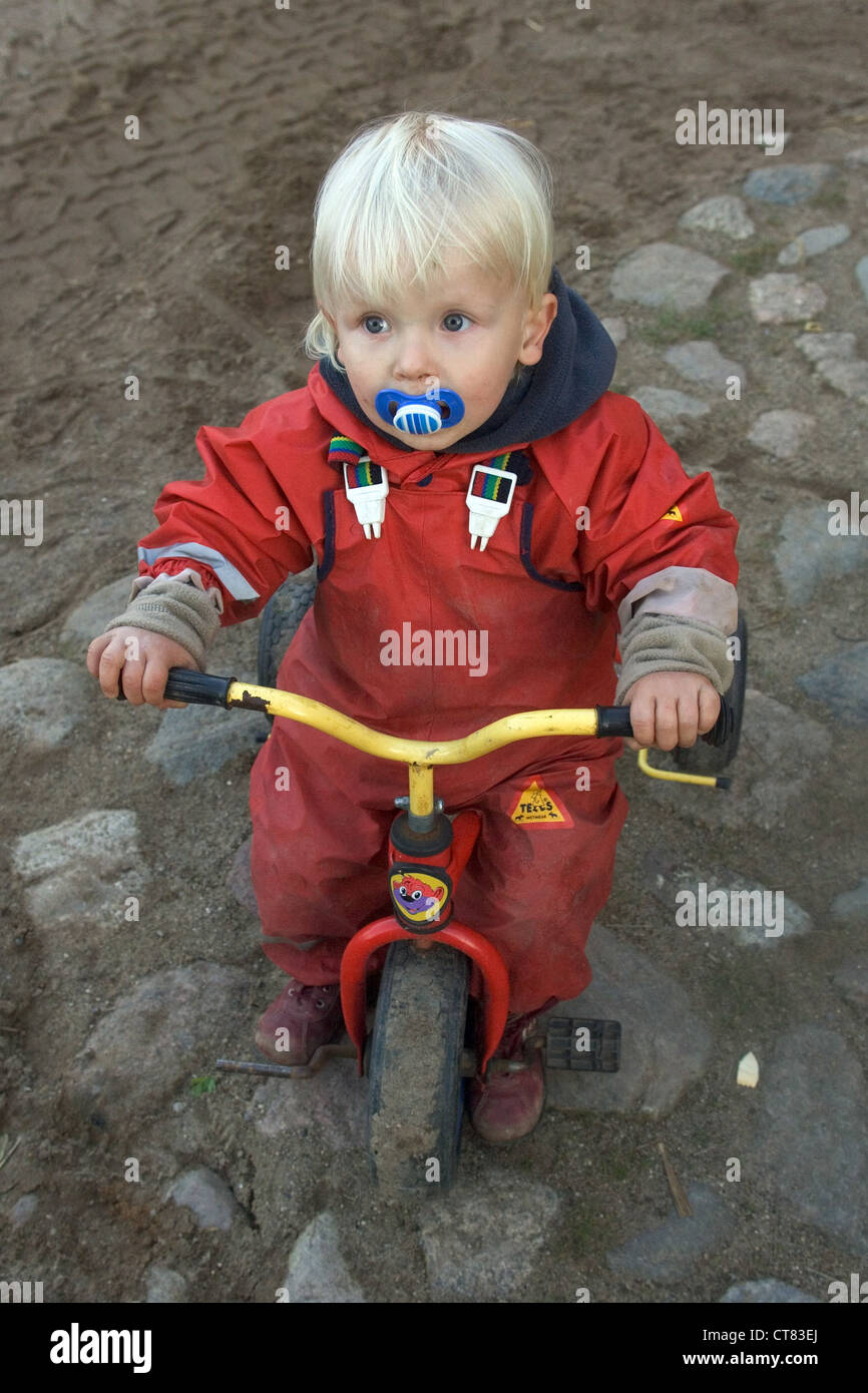 Triciclo per un bambino immagini e fotografie stock ad alta risoluzione -  Alamy