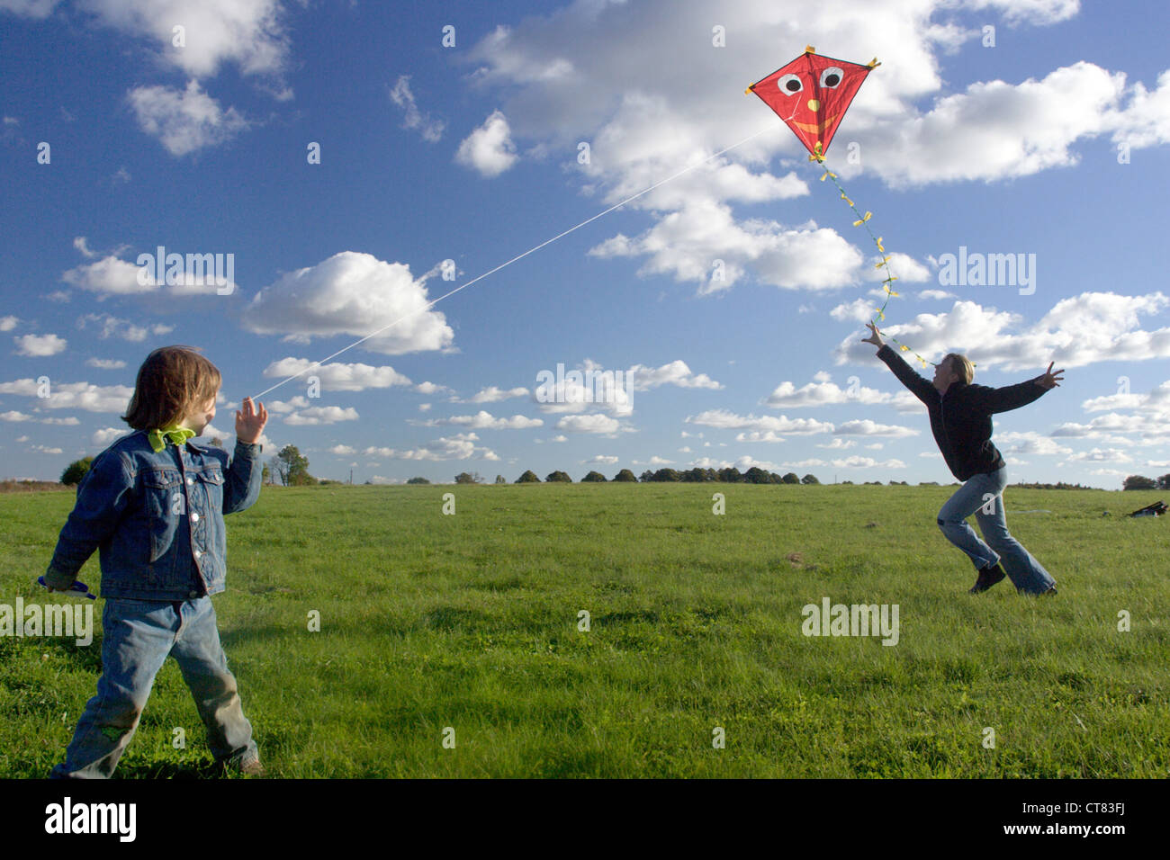 Mecklenburg, un bambino è in grado di volare un aquilone Foto Stock