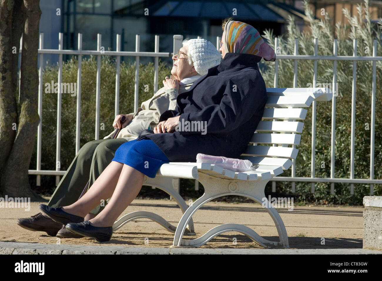 Kuehlungsborn, anziani su una panchina al sole Foto Stock
