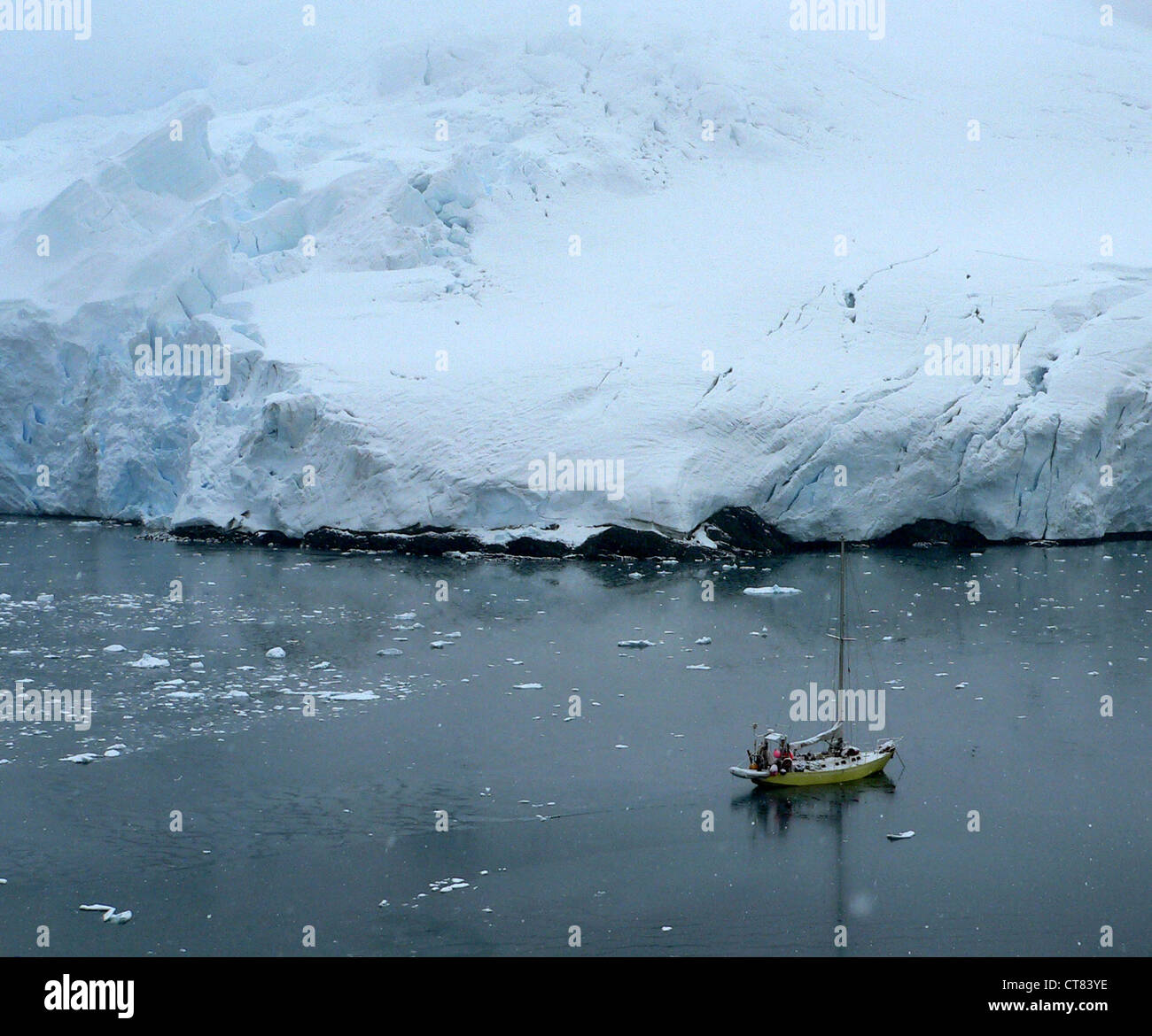 L'Antartide, nave a vela prima di costa di ghiaccio Foto Stock