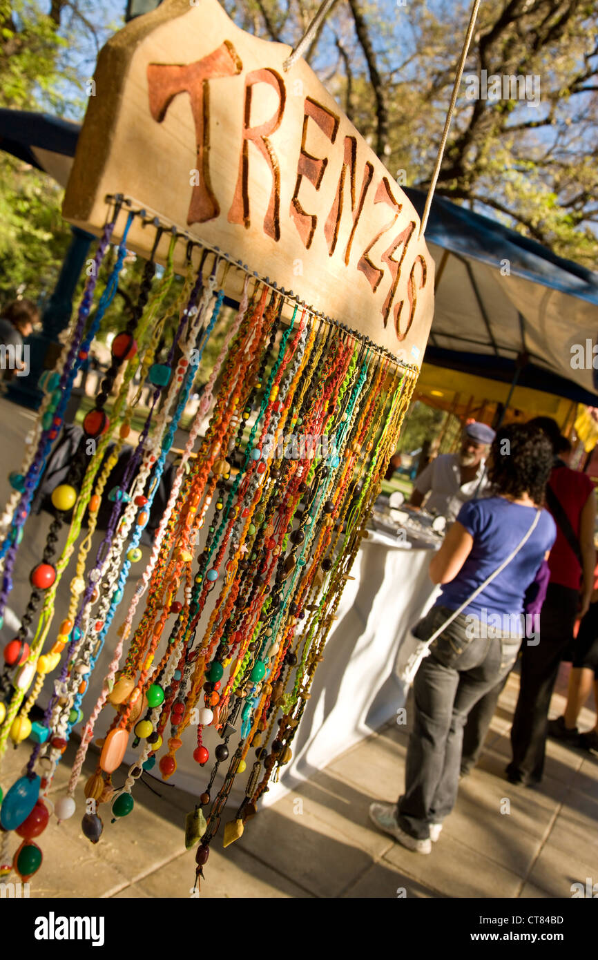 Weekend craft market in Plaza Independencia Foto Stock