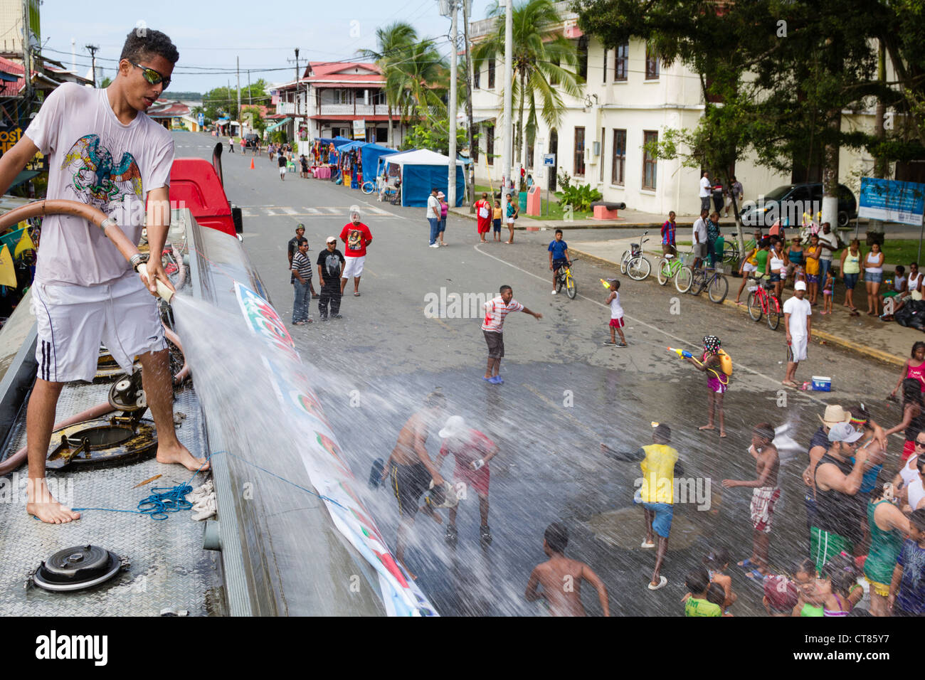 Carnevale panamense tradizione del 'mojaderas' o 'getting intrisa' con acqua su Isla Colon, Bocas del Toro, Panama. Foto Stock