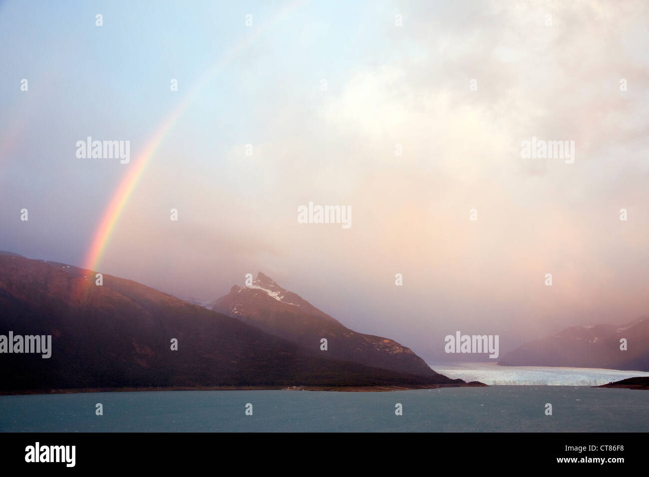 Prima luce sulla faccia sud del Glaciar Perito Moreno Foto Stock