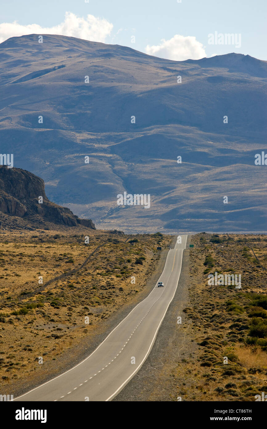 Ruta 11 in esecuzione tra El Calafate e il Parque Nacional Los Glaciars Foto Stock