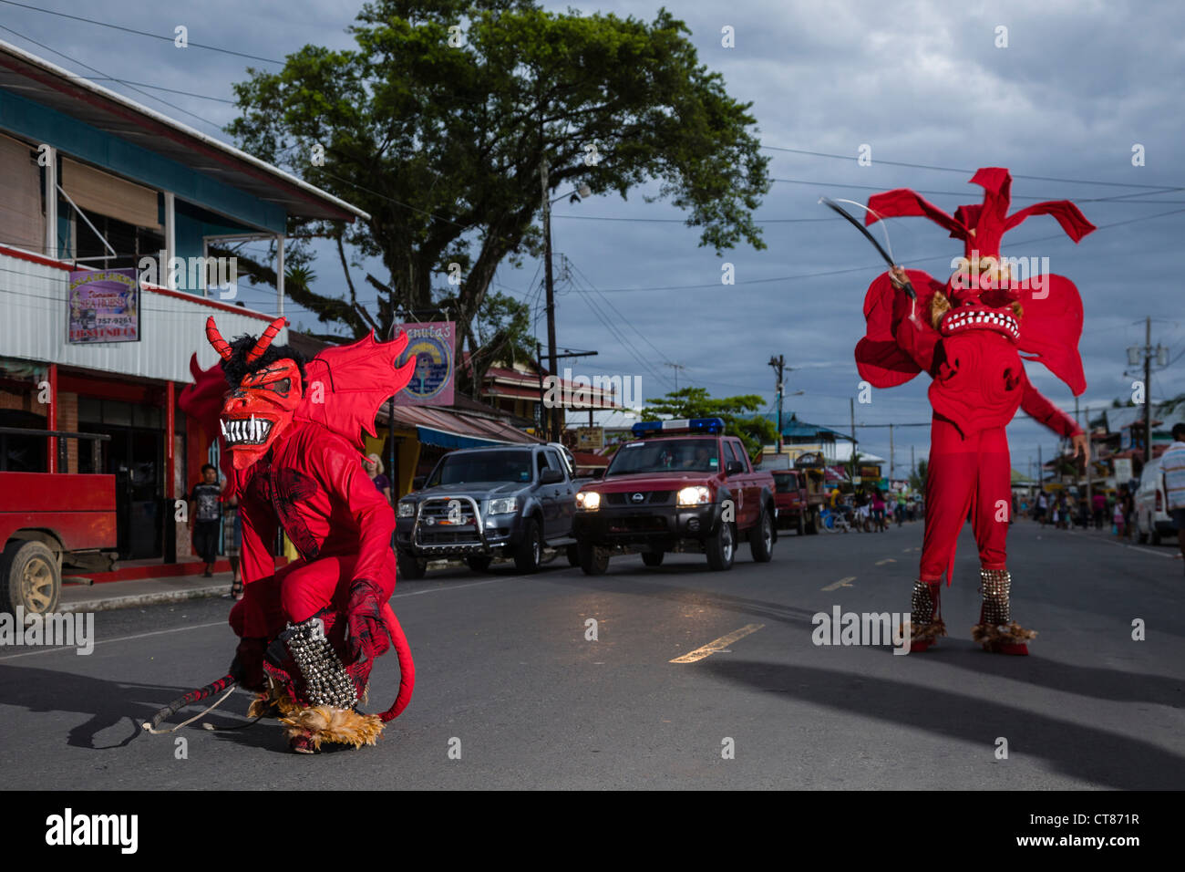 "Diavoli di mantecazione di pattugliamento delle strade durante il carnevale panamense celebrazione su Isla Colon, Bocas del Toro, Panama. Foto Stock