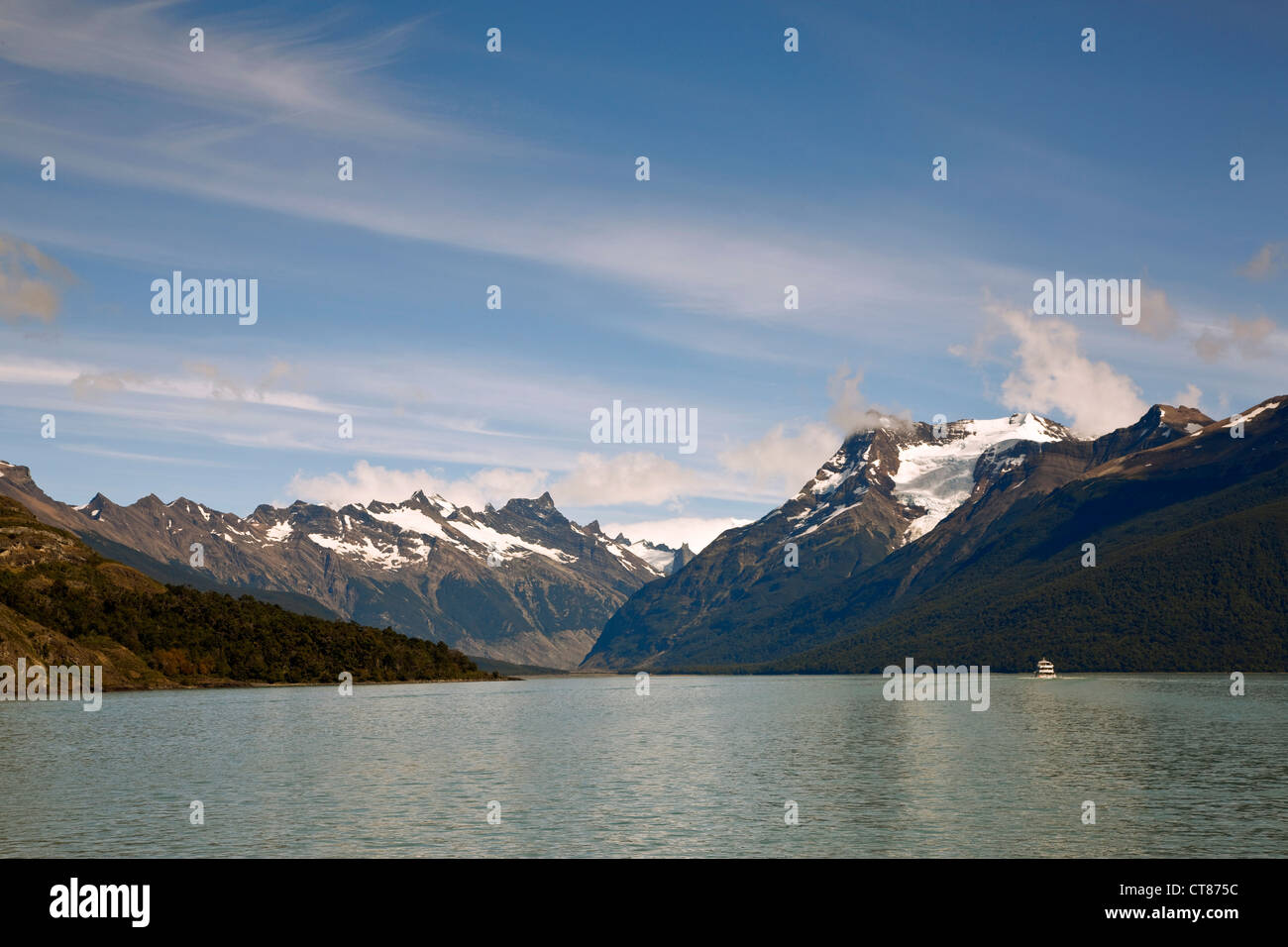Visualizzare la voce verso Glaciar Moreno lungo il Canal de los Tempanos nel Lago Argentino Foto Stock