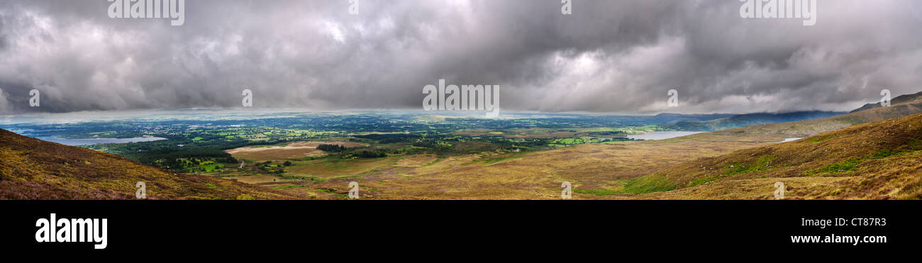 Panorama a nord e a nord-ovest di sopra la città e la zona dei laghi di Killarney da Mangerton Mountain, nella contea di Kerry, Irlanda Foto Stock