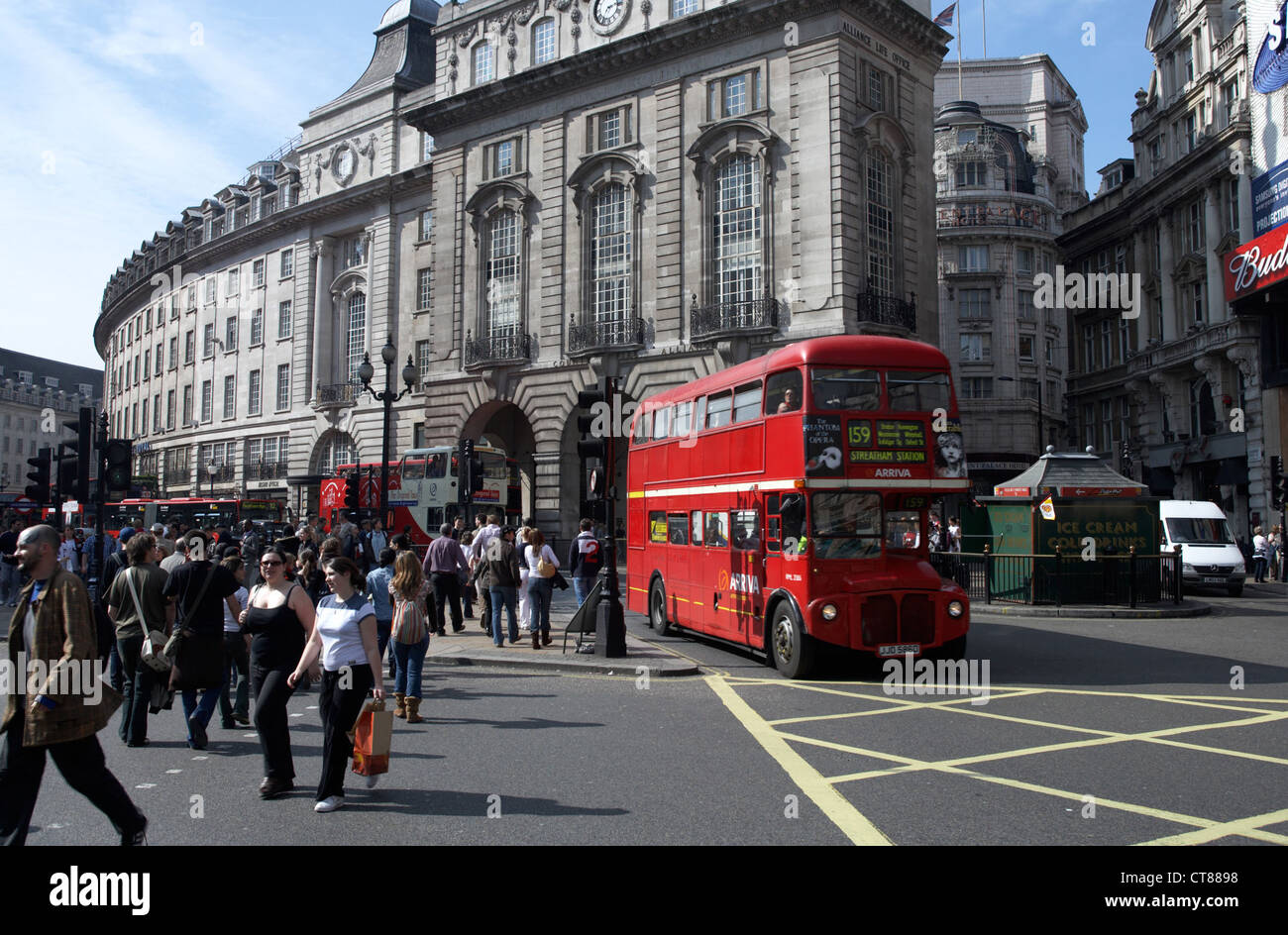 Londra - a Piccadilly Circus vi trambusto Foto Stock