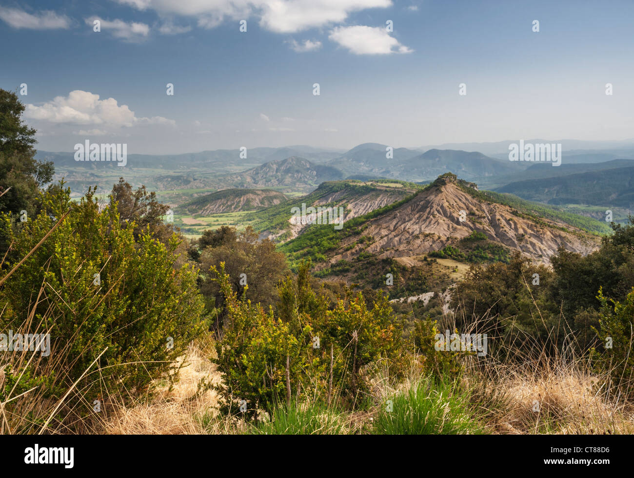Vista verso est dal percorso tra San Vitorian Monastero e Espelunga Hermitage, pena Montanesa, Pirenei spagnoli, Huesca, Spagna Foto Stock