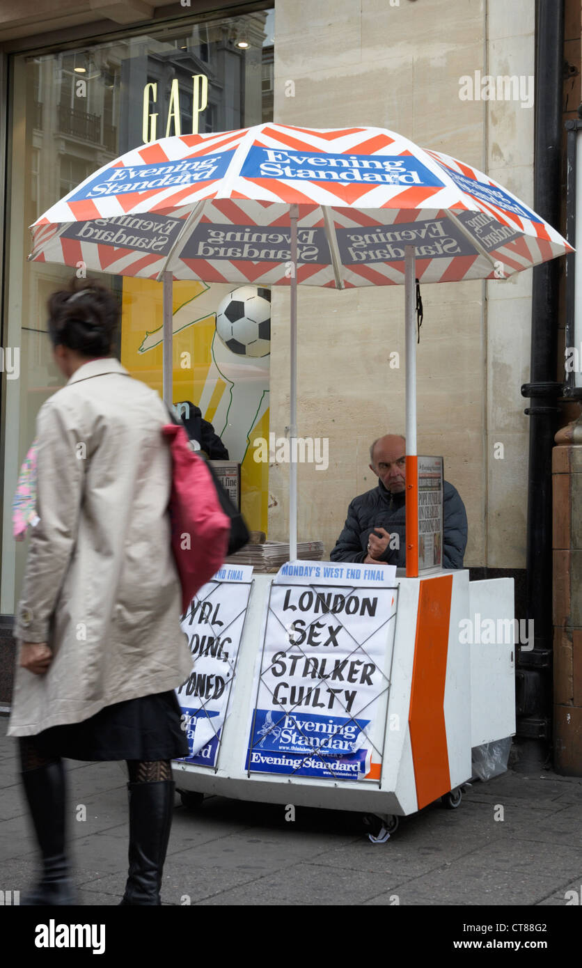 Londra - Zeitungsverkaeufer l'Evening Standard sul supporto Foto Stock