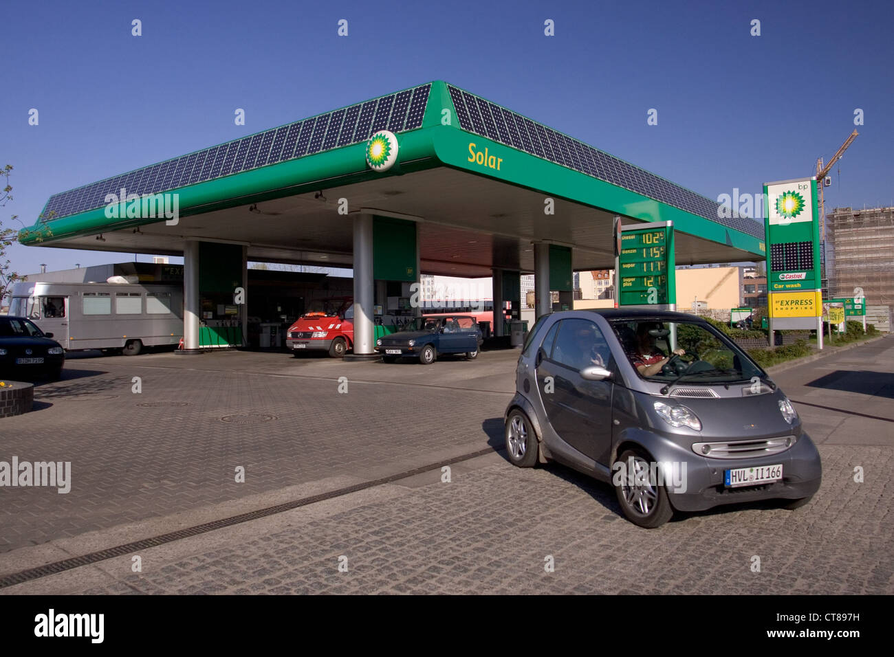 Berlino, BP gas station con i pannelli solari Foto Stock