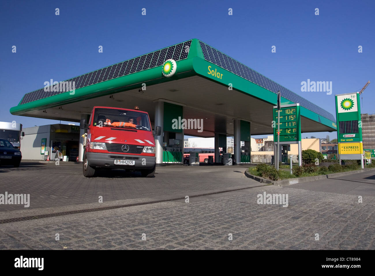 Berlino, BP gas station con i pannelli solari Foto Stock