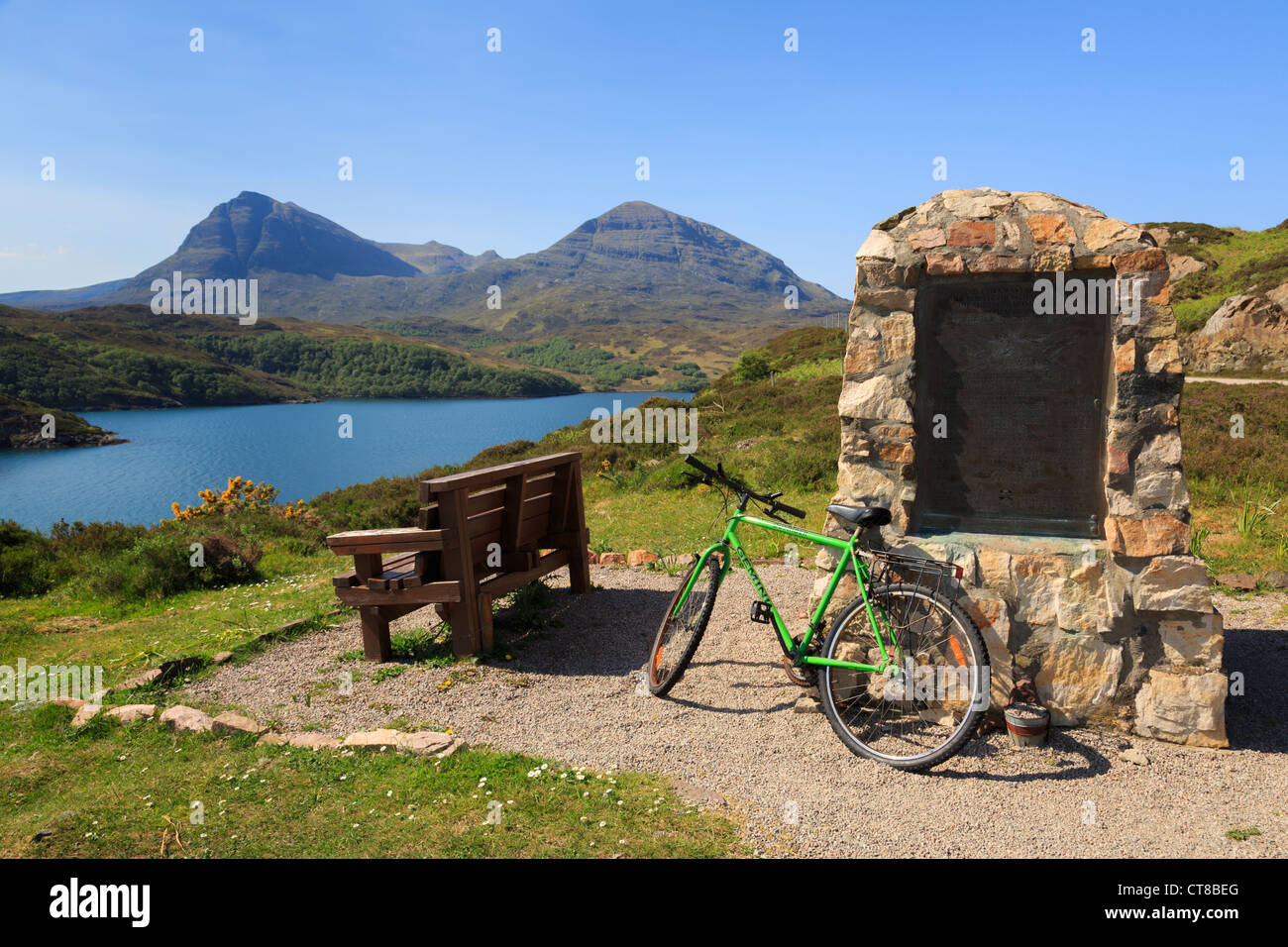 Durante la Seconda Guerra Mondiale sommergibile flottiglia memorial cairn da Loch un' Chàirn Bhàin e vista in Quinag montagne sulla costa delle Highlands della Scozia UK Foto Stock