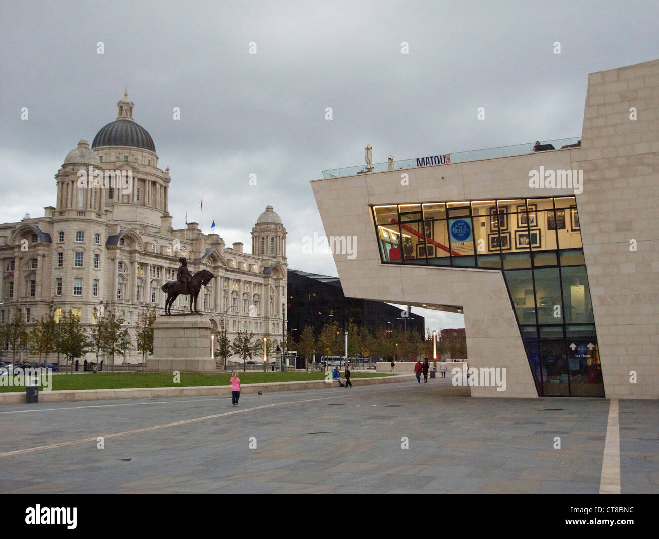 Settembre 2011. Aperto di recente, il Beatles Story Museum e storico Royal Liver Building, Liverpool Foto Stock