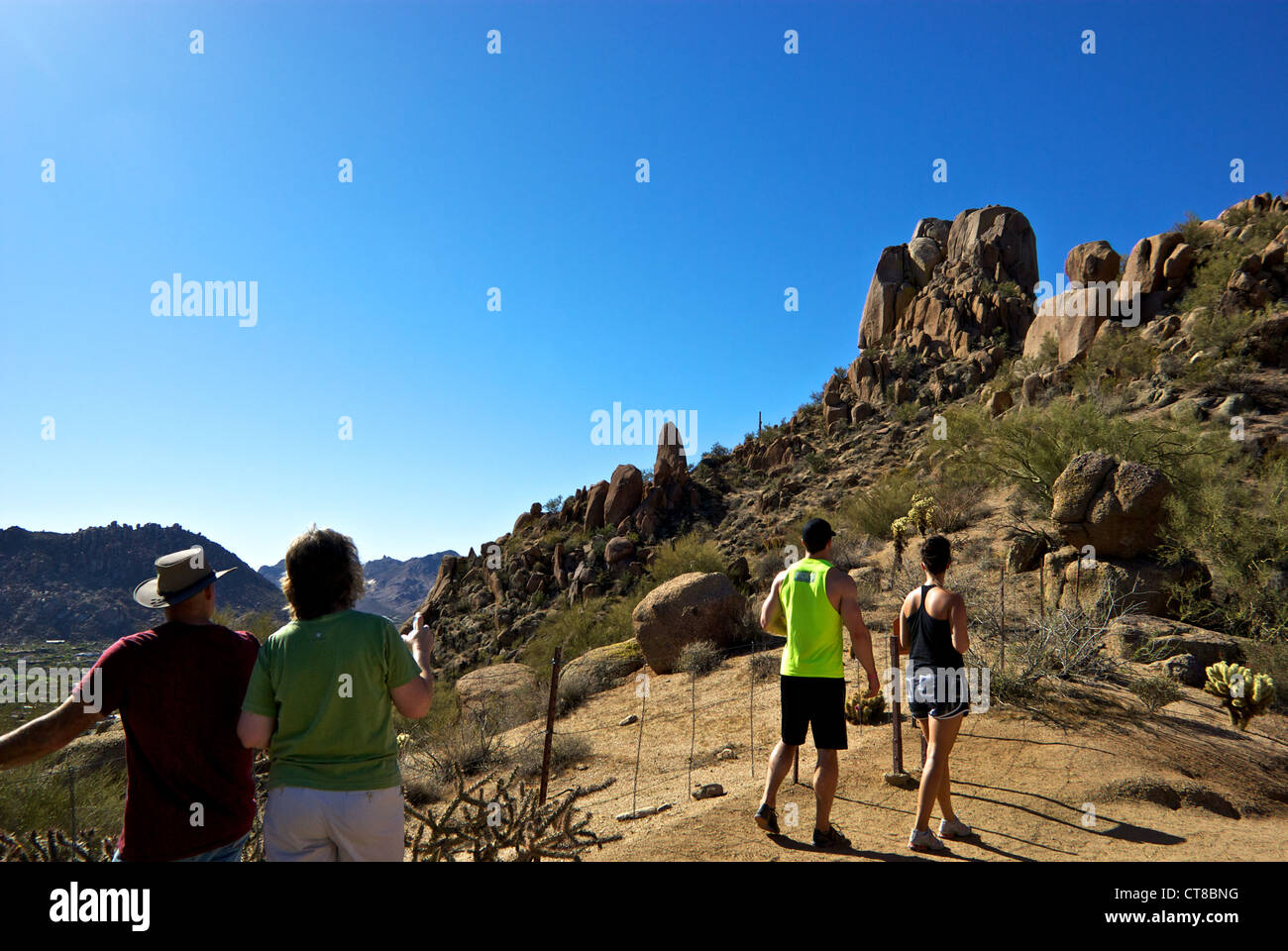 Gli escursionisti più alto punto sentiero escursionistico vertice vicino Picco Pinnacolo Parco Regionale di Scottsdale AZ Foto Stock