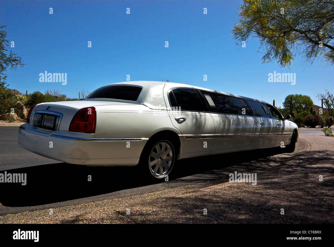 Lunghe e bianche Lincoln Continental stretch limousine Four Seasons Resort Scottsdale AZ Foto Stock