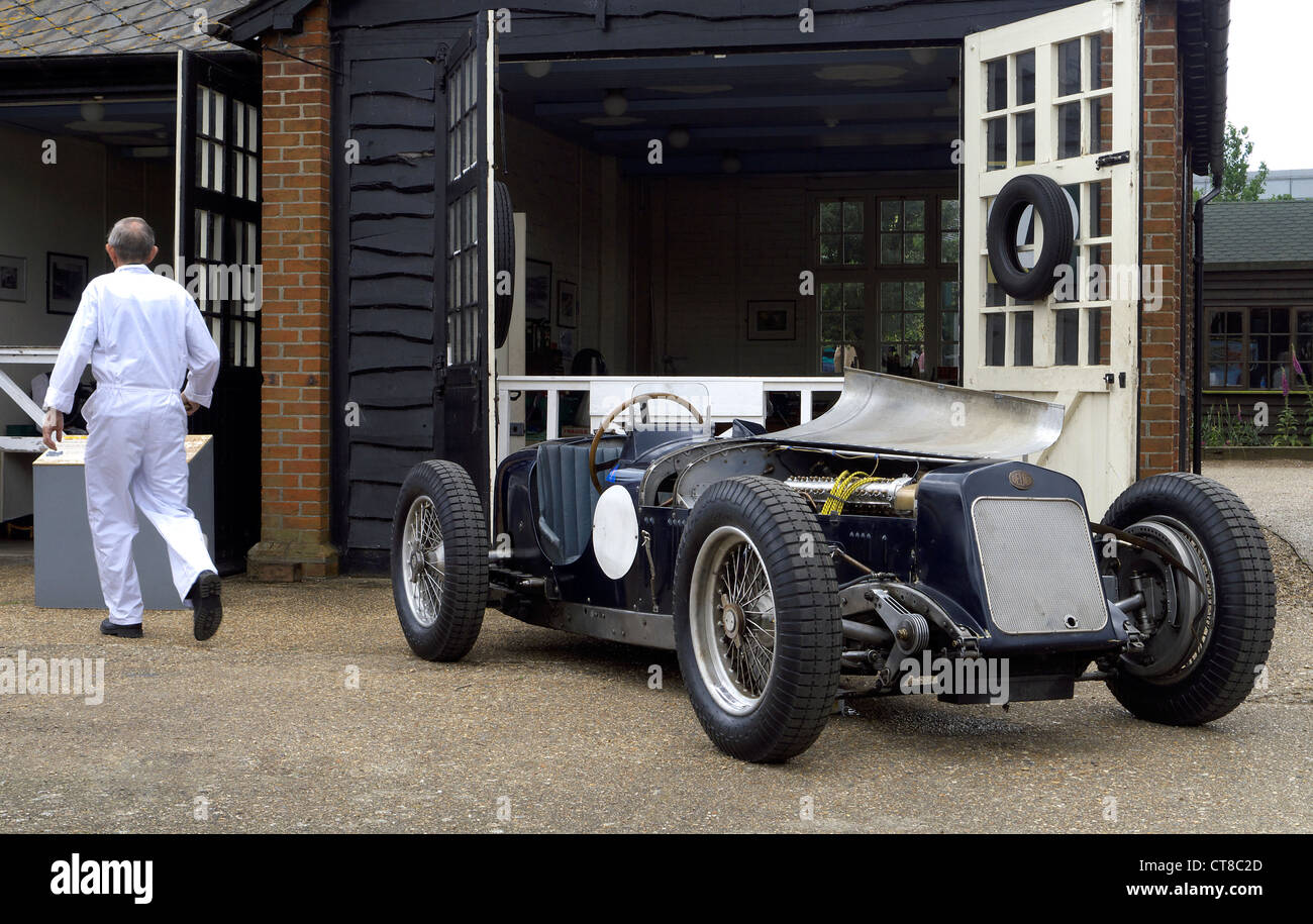 Brooklands Museum/VSCC Double dodici 17/6/12 meccanico a piedi garage dopo aver lavorato su Delage race car. Foto Stock