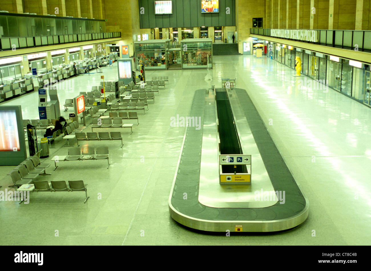 Svuotare il check-in hall a Berlino Tempelhof Foto Stock