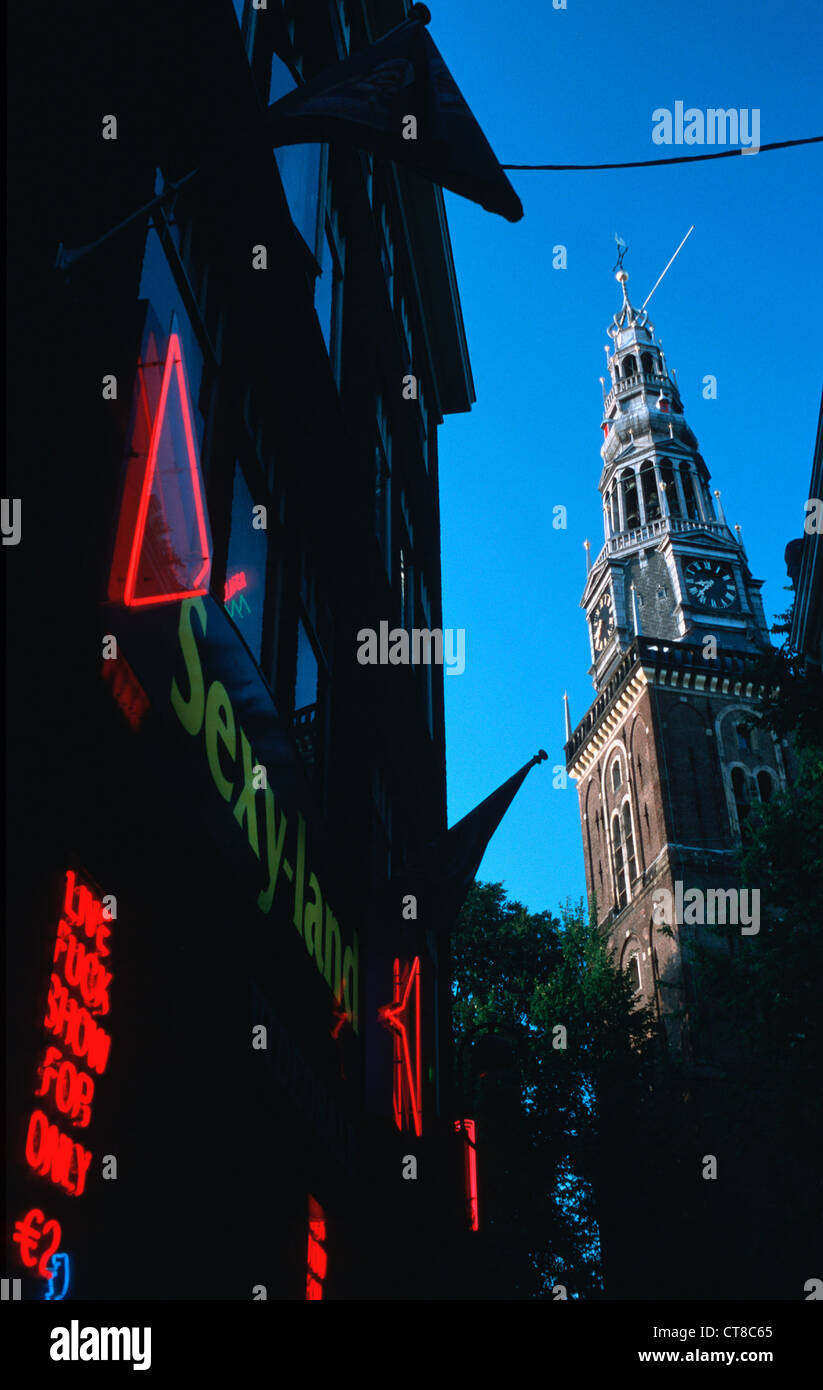 Contrasti - sex shop accanto ad una chiesa in Amsterdam Foto Stock