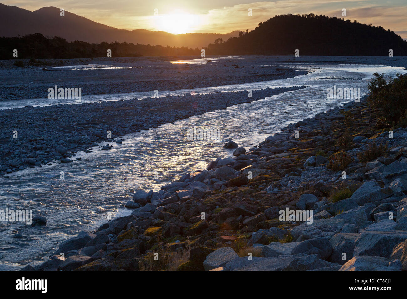Acqua di disgelo dal Ghiacciaio Franz Josef e fluisce nel Mare di Tasman, Nuova Zelanda Foto Stock